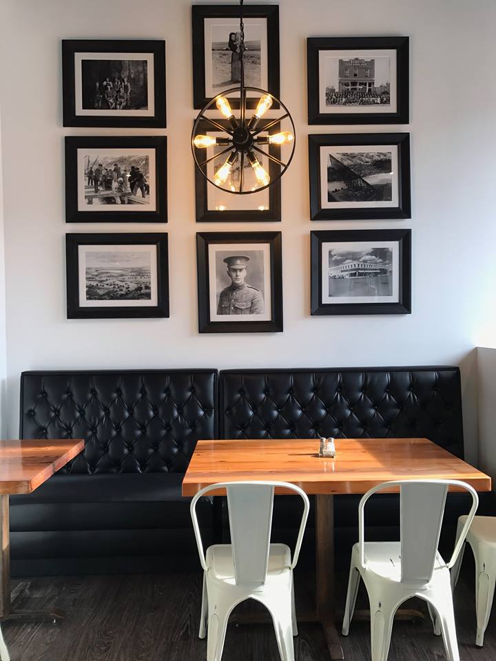 Button Tufted Back Restaurant Booth with Wood Legs