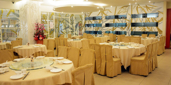 Restaurant tables setting